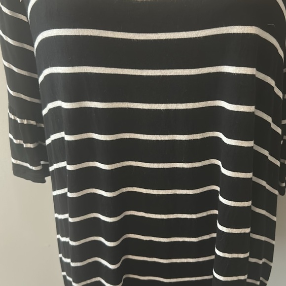 Woman’s lattice pattern neckline t-shirt with ruffled short sleeve opening. - Picture 3 of 7